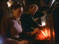 Während O'Brien den Computer ablenkt, entnimmt Anara isolineare Stäbchen.
