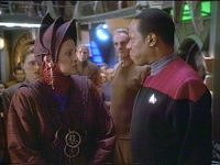 Sisko macht Winn klar, dass er kein Feind der Bajoraner ist.