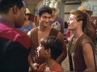 Vinod und Alixus begrüßen O'Brien und Sisko.