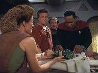 Alixus, Joseph, O'Brien und Sisko versuchen Mek zu helfen.