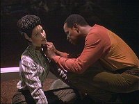 Sisko versucht Eris Halsband zu öffnen.