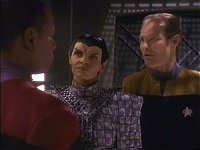Sisko stellt Subcommander T'Rul und Lieutenant Commander Eddington vor.