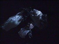 Mit einer Shuttlekapsel bringt Sisko die Trümmer durch das Wurmloch