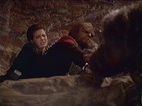 Jadzia und Worf retten Kor vor einem Absturz.