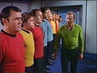 Kirk verhört die Crew, samt O'Brien und Bashir.