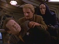 Odo und der Indanianer finden O'Brien zusammengeschlagen.
