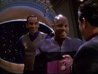 Captain Sisko wird mit dem Christopher Pike Tapferkeitsorden geehrt.