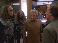 Laas provoziert zwei Klingonen.