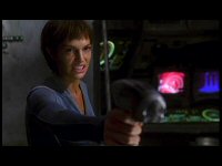 T'Pol bedroht Archer mit ihrer Phasenpistole.