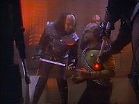 Worf führt eine klingonische Zeremonie durch