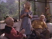 Picard im Gespräch mit den Überlebenden.