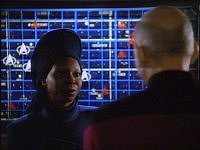 Guinan erklärt Picard, dass etwas nicht stimmt.