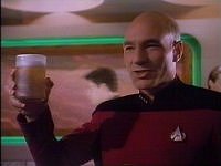Picard gibt eine Runde Bier aus.