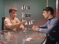 Charlie wagt ein Schachspiel gegen Spock.