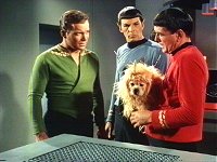 Scott zeigt Spock und Kirk den verdoppelten Hund.