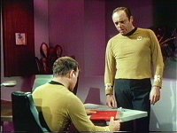 Commodore Mendez zeigt Kirk eine geheime Akte über Talos IV.