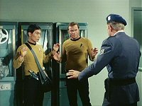 Sulu und Kirk werden vom Wachdienst erwischt.