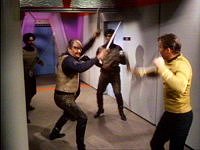 Schwertkampf zwischen Kirk und Klingonen.