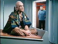 Spock im Gespräch mit Dr. Sevrin.