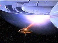 Die Voyager kämpft gegen ein Schiff des Etanianischen Ordens.