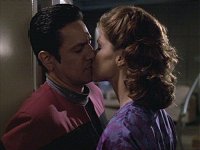 Valerie gibt Chakotay einen Gute-Nacht-Kuss