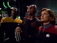 Janeway und Tuvok verhandeln mit den Subraumwesen mit Hilfe der Ankari