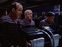 Admiral Paris kann mit der Voyager kommunizieren.