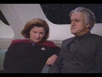 Janeway im Gespräch mit O'Zaal.