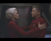 Janeway verabschiedet sich von Harry Kim.